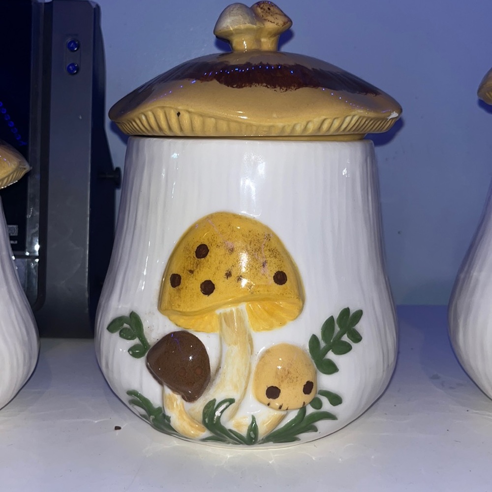 Medium mushroom canister